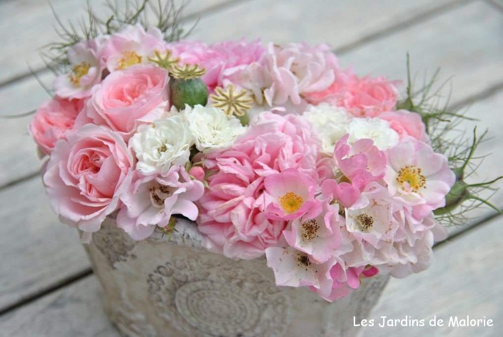montage floral avec des roses du jardin
